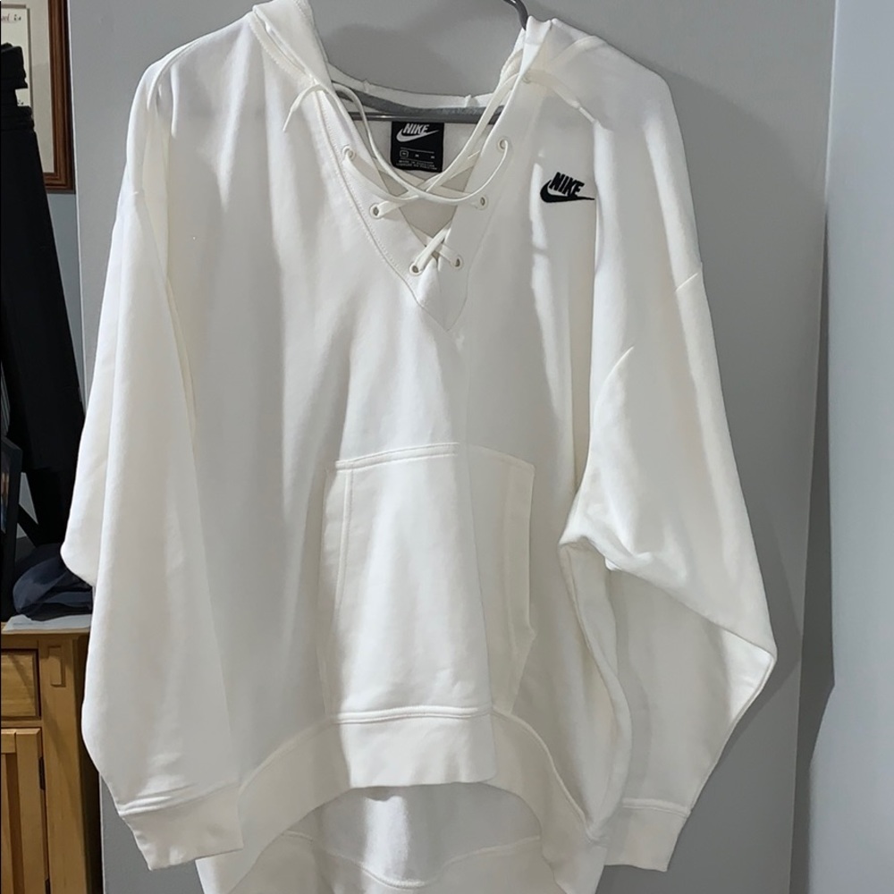 White nike sweatshirt. Never worn, super cute!